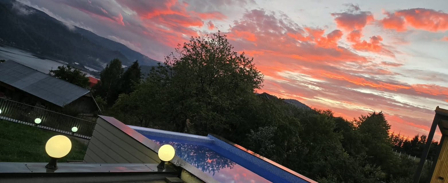 Apus peste piscină și munți
