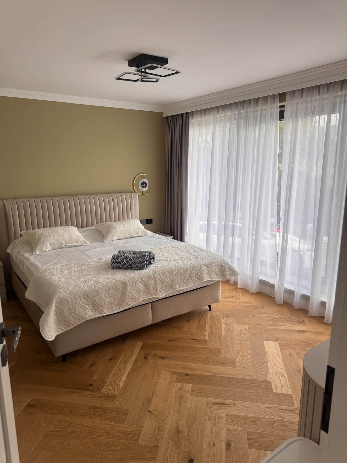 Dormitor cu tăblie capitonată și perdele lungi