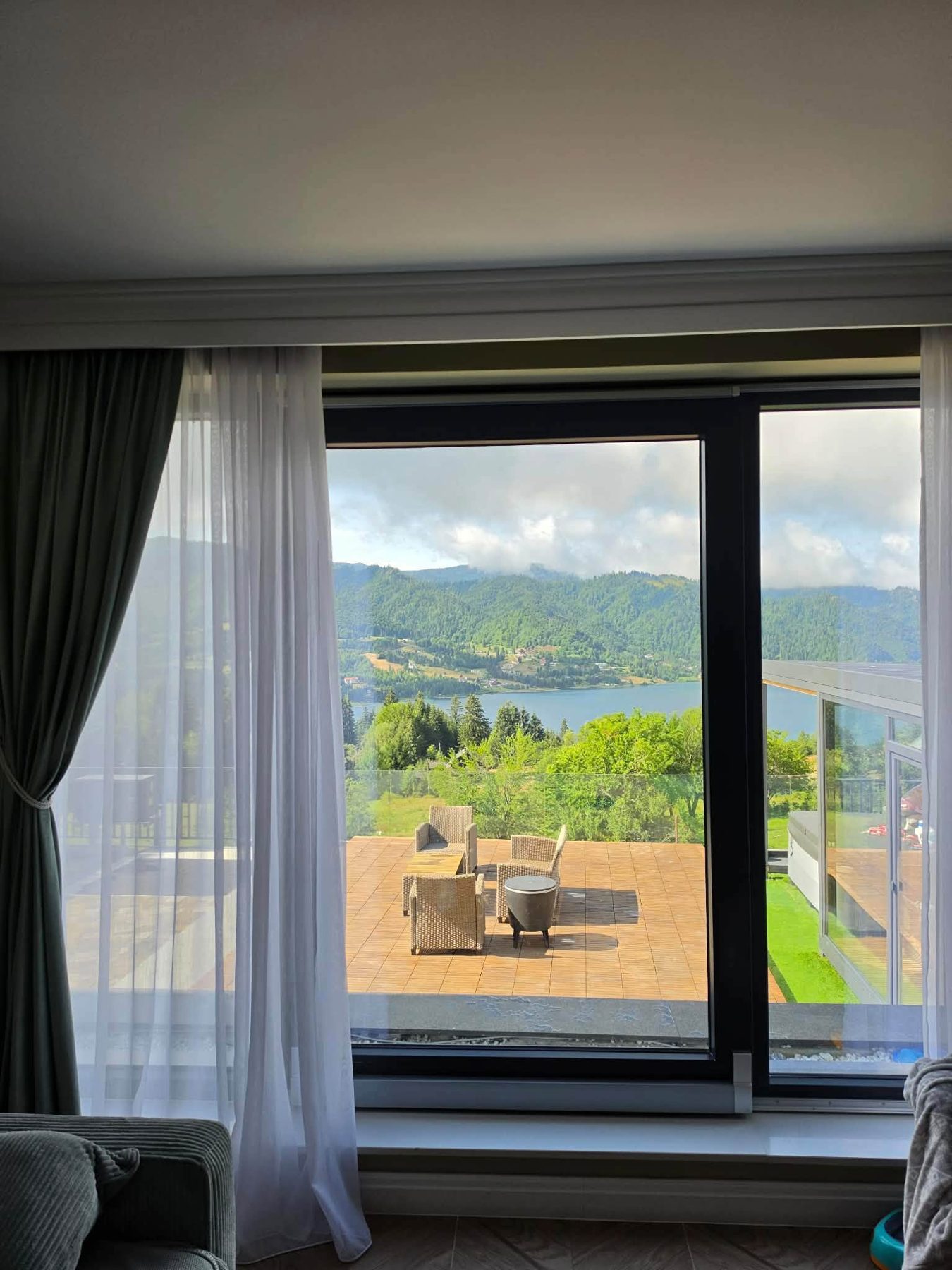 Priveliște din living spre terasă și lac