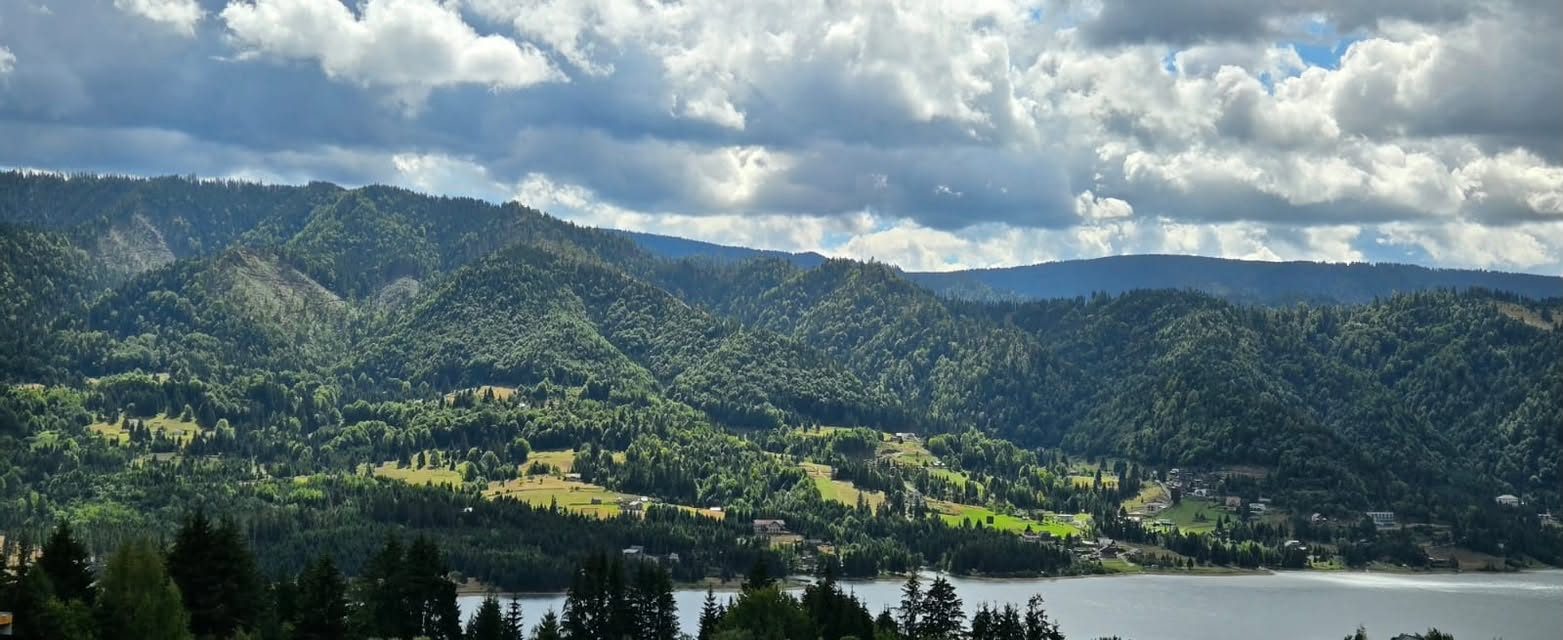 Panoramă a munților și a lacului