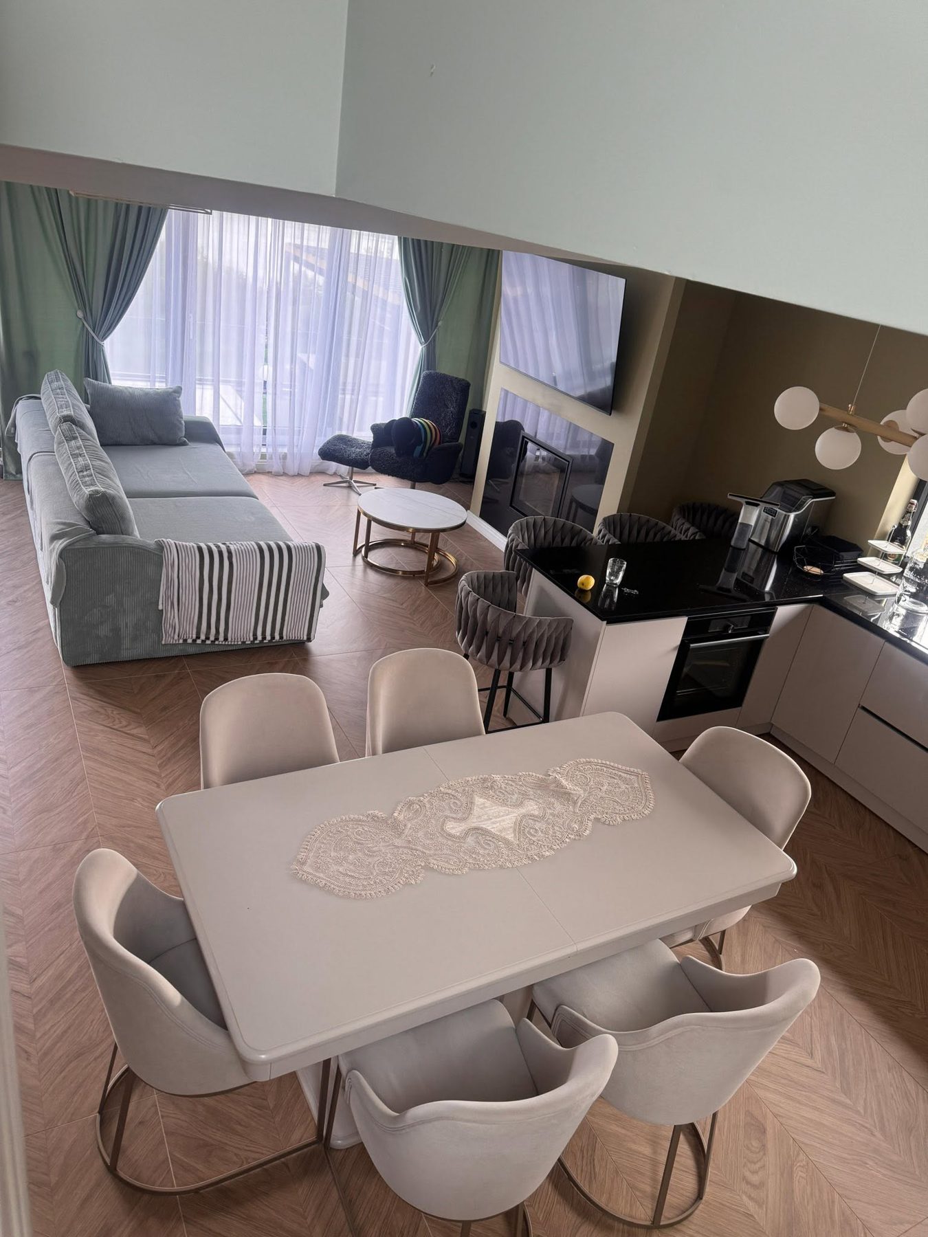 Bucătărie complet utilată și masă de dining