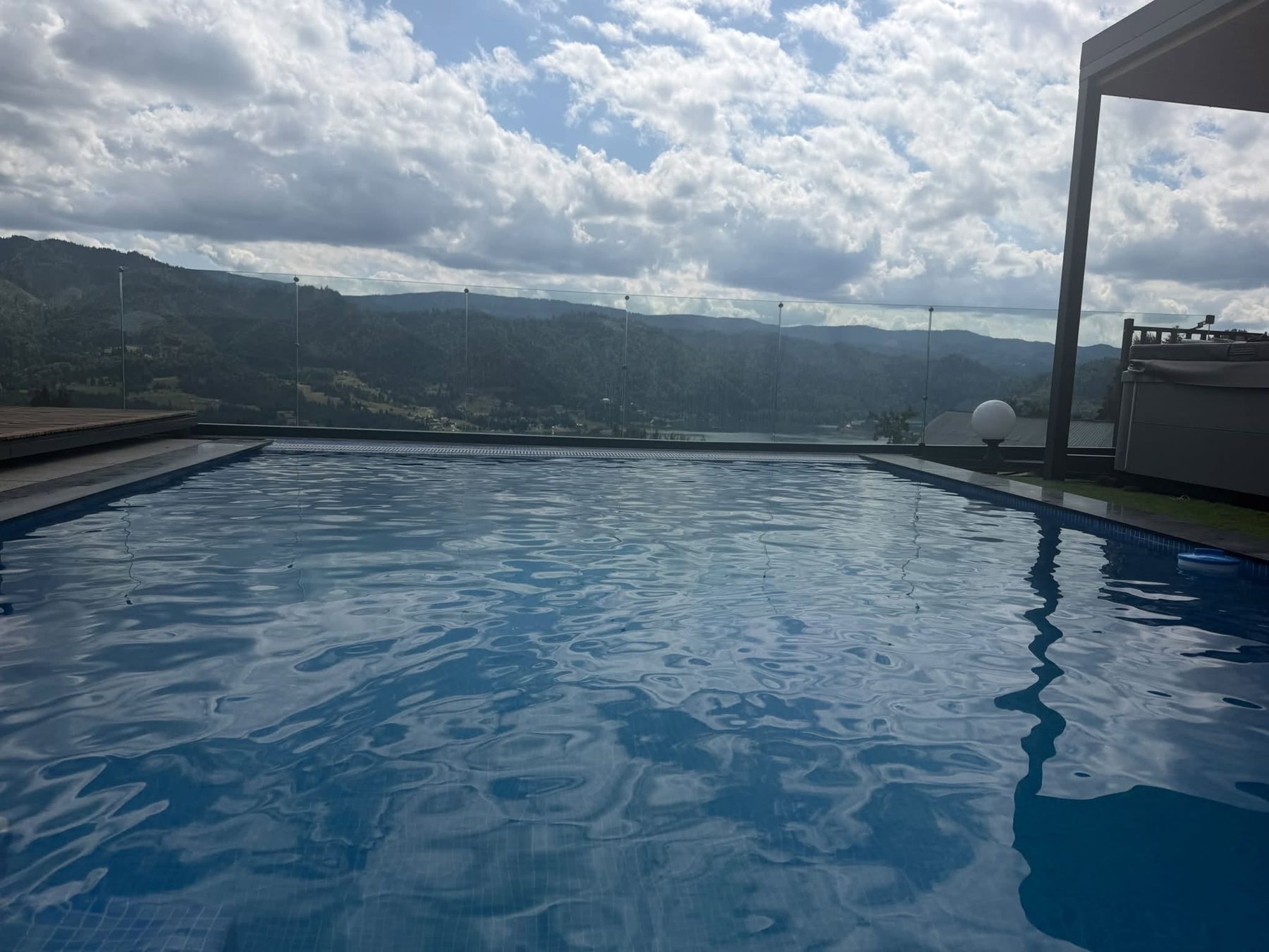 Piscina încălzită cu munții în fundal