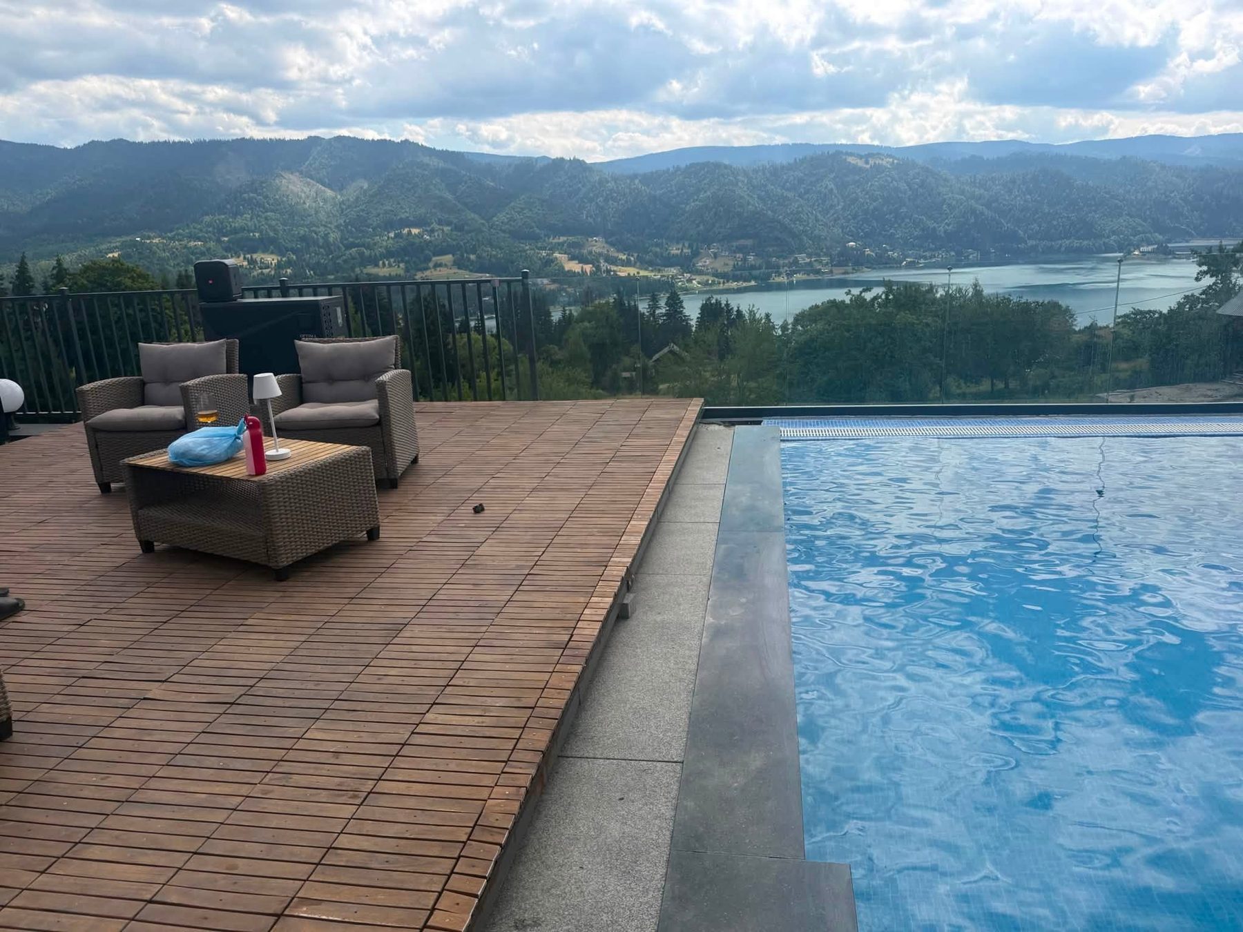 Piscina și terasa din lemn cu vedere spre Lacul Colibița